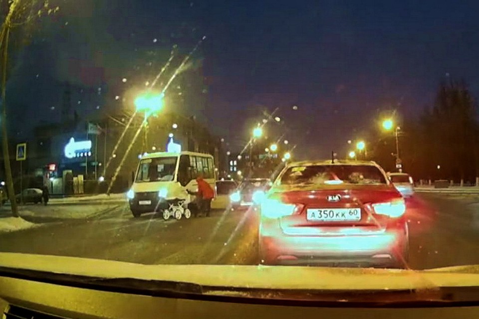 В последний момент девушка успела убрать коляску с траектории движения автобуса. Фото: стоп-кадр с видео наезда автобуса на пешехода с коляской.