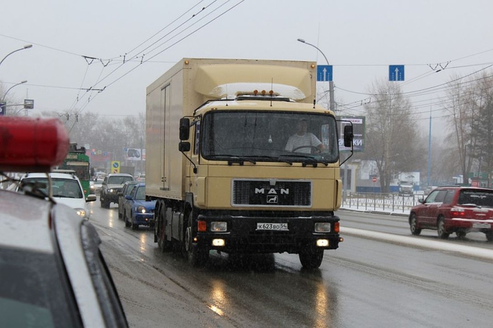Фурам запретили въезжать в город в час пик. Фото: МВД по Новосибирской области.