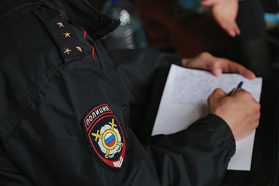 В Карелии нетрезвый мужчина пригрозил расстрелять шумную соседку из игрушечного автомата.