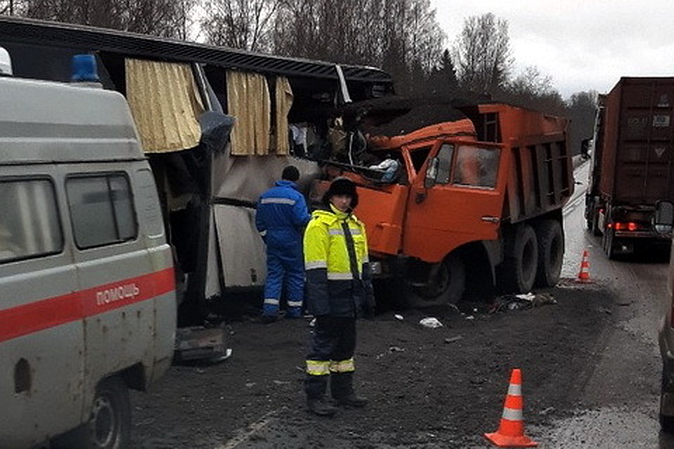 Данные о причинах аварии пока что предварительные, полицейские продолжают восстанавливать картину случившегося. Фото: Сергей Лапин.