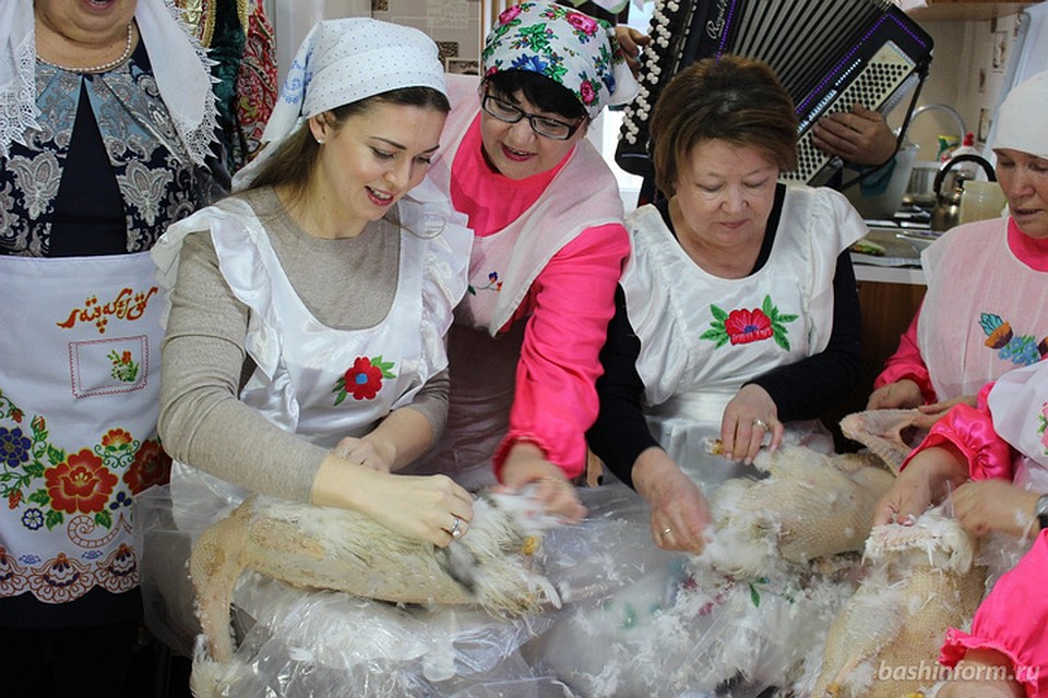 Супруги Хабирова и Мустафина ощипали гусей Фото: Башинформ