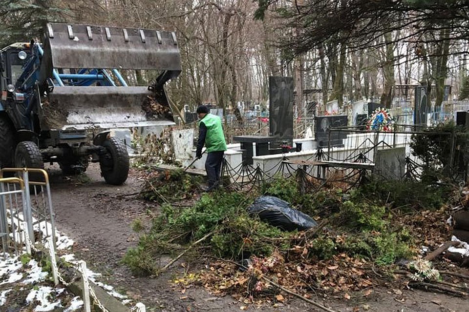 Коммунальщики Ессентуков провели на кладбищах города генеральную уборку