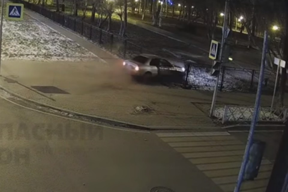 Водитель иномарки в Ярославле испортил забор и уехал. Фото: "Ярнет".