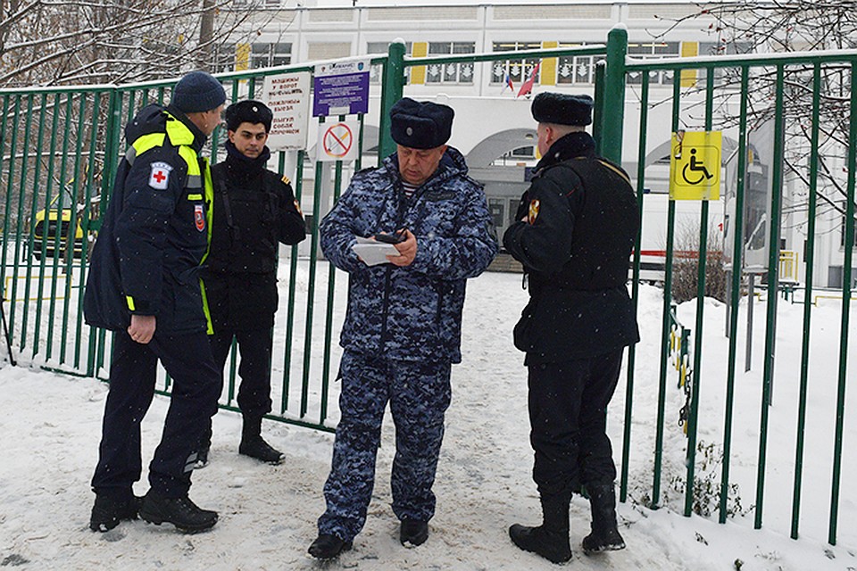 В полиции сообщили, что нож, который подросток принёс в школу, изъят. Его забрала охрана