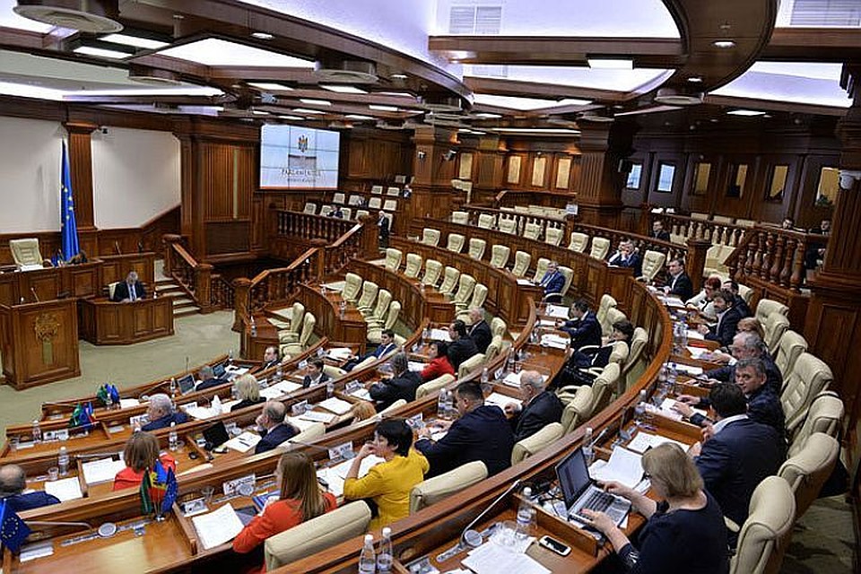 Зарплаты некоторых молдавских депутатов снизили...на 100 леев