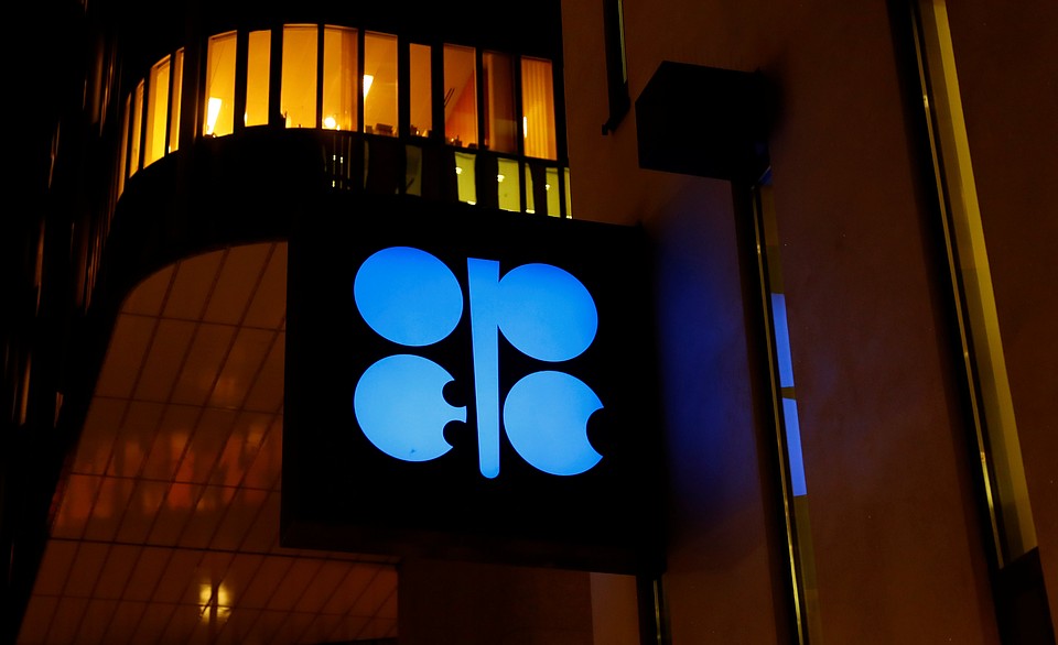 Страны ОПЕК не договорились о сокращении объемов добычи нефти