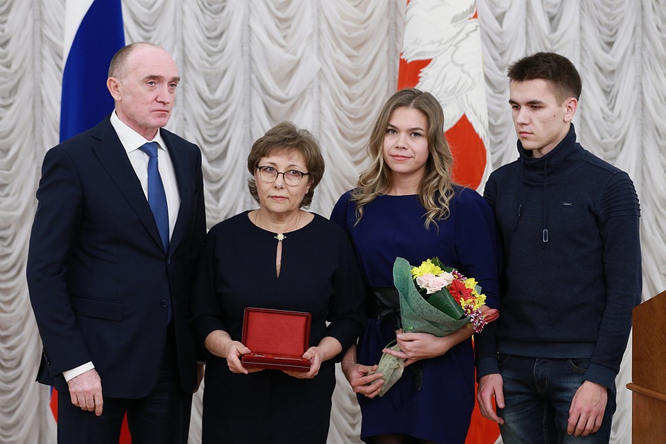 Борис Дубровский и семья погибшего героя — Александра Минина. Фото: gubernator74.ru
