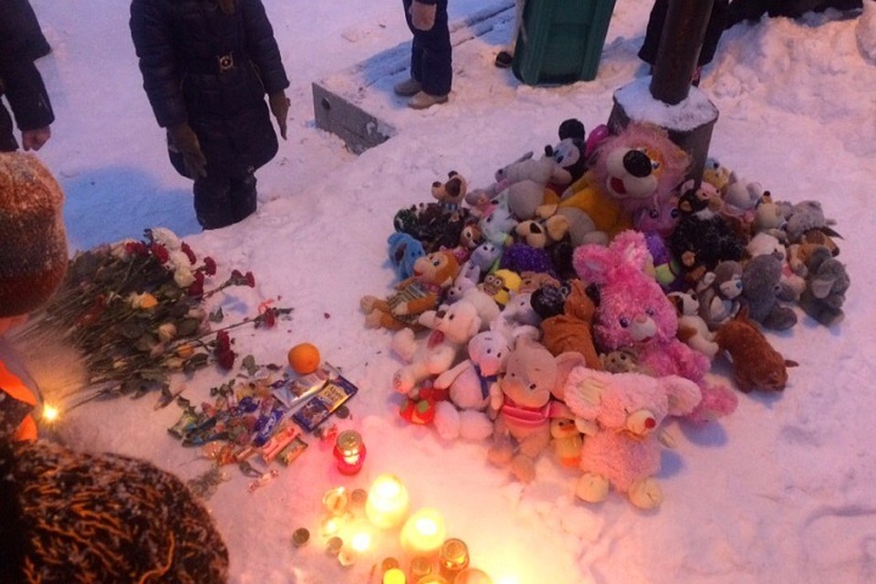 Стихийный мемориал на месте гибели ребенка. Фото: vk.com, "Типичный Междуреченск"
