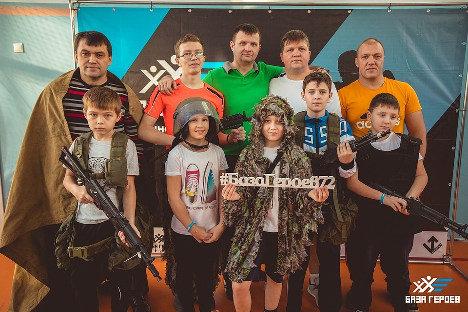Турнир для пап и детей «База Героев» в тюменской школе №22. Фото ЦСиМИ "База Героев"