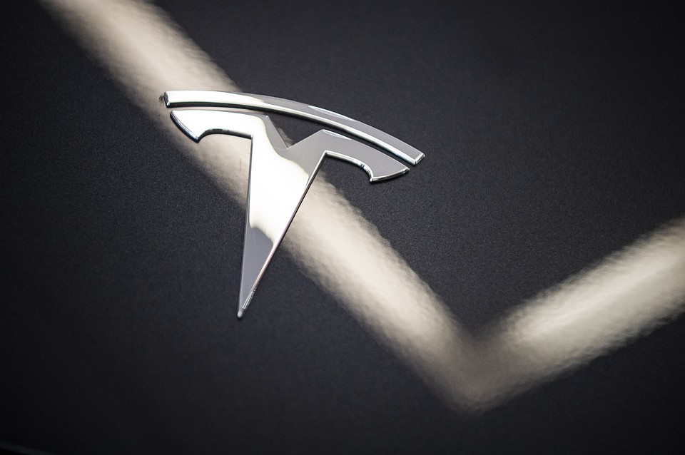 Tesla накажет бывшего сотрудника за длинный язык