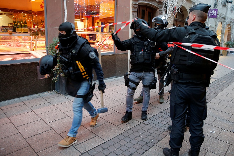 Полиция Франции просит у граждан помощи в поисках преступника