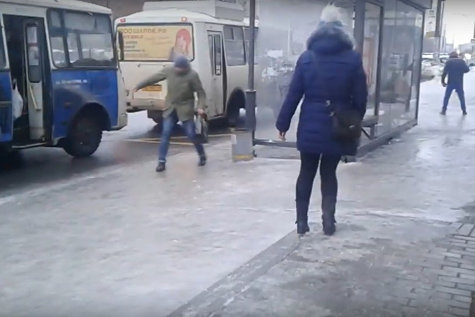 Липчане скользят по тротуарам