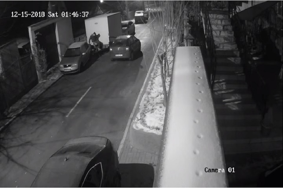 Видеокамера сняла и самих воришек, и их автомобиль (Фото: скрин с видео).