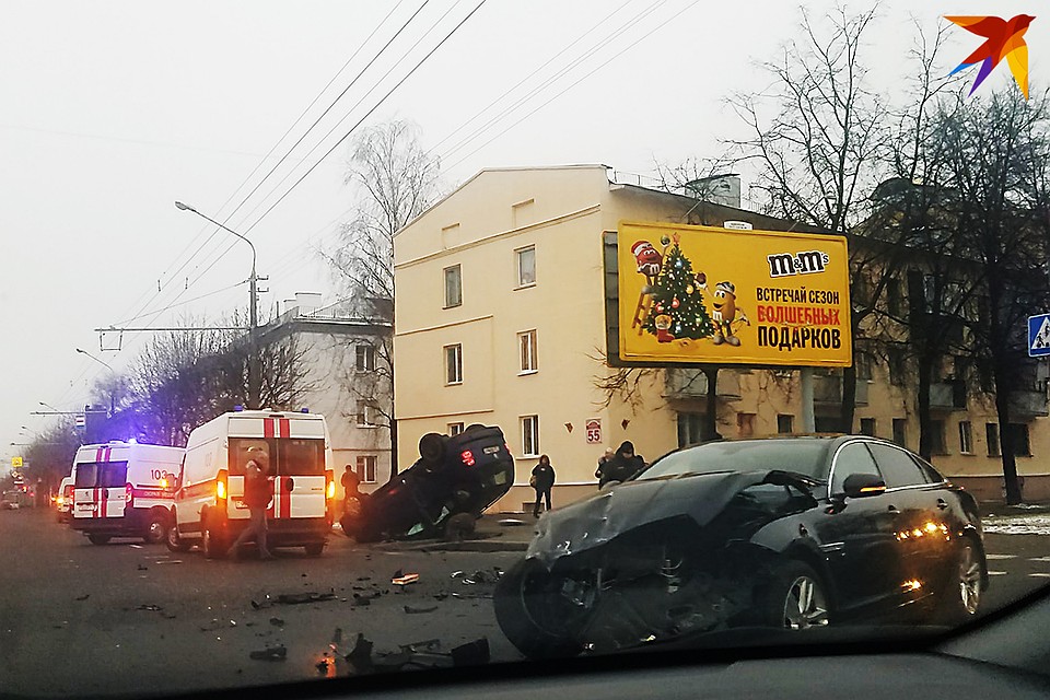 К месту ДТП подъехало несколько машин "Скорой помощи".
