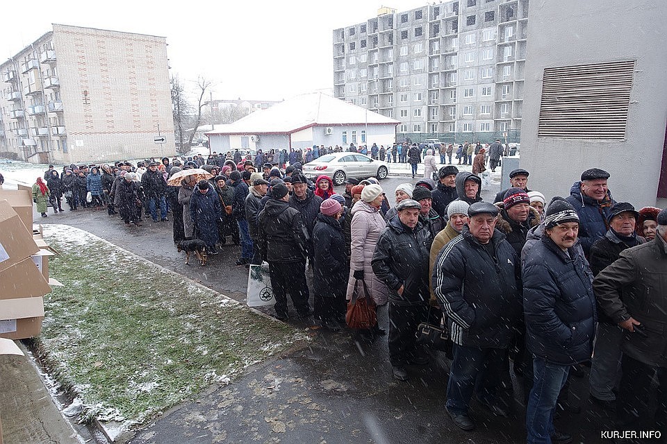 Огромная очередь за новогодними подарками выстроилась в Солигорске. Фото: kurjer.info