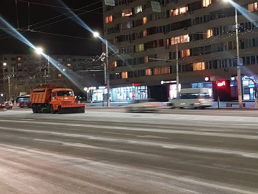 В первую очередь чистят главные магистрали города и те, где ездит общественный транспорт.