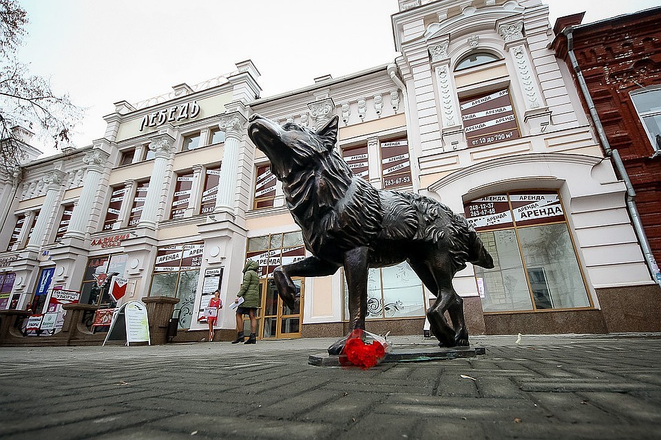 И только бронзовые скульптуры на Кировке не страдают от аудиошума.