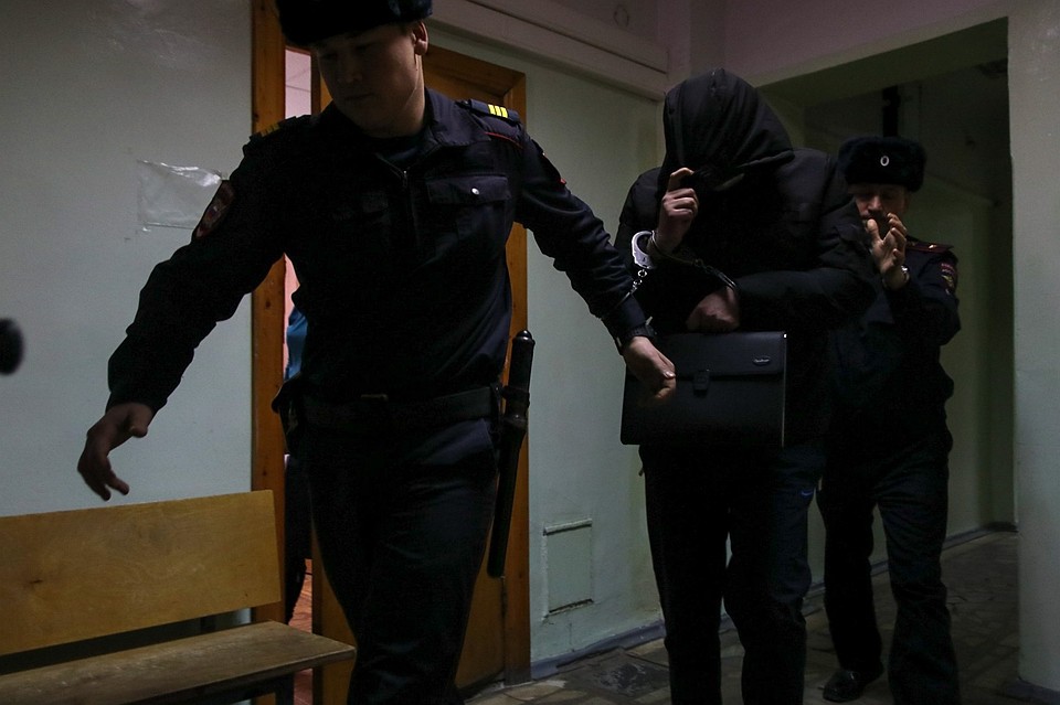 Павла Яромчука заводят в здание суда