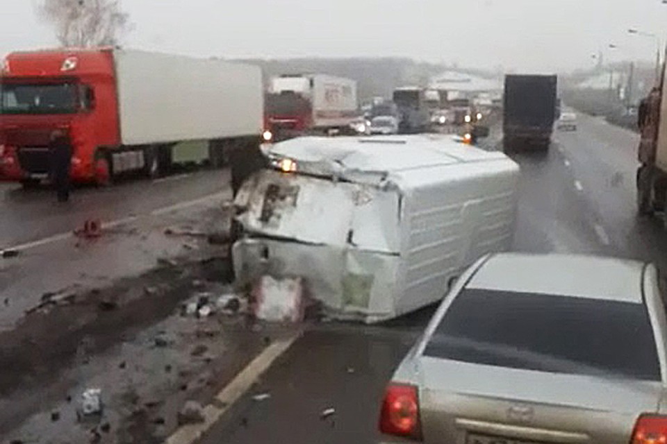 Фура снесла машину дорожных рабочих. Стоп-кадр из видео очевидца.