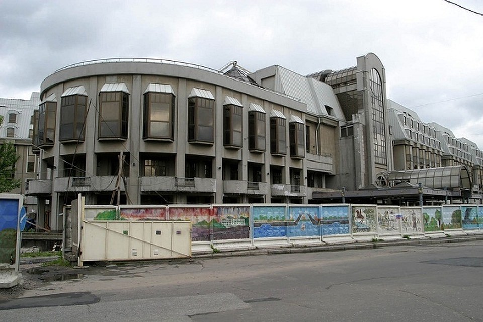 Легендарный петербургский долгострой наконец-тоначали сносить. Фото: vk.com/spb.live