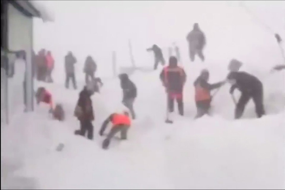 «Ура! Живой!»: в сети появились видео спасения людей из под лавин в поселке Хабаровского края