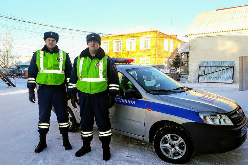 «Час искал в -35»: потерявшего в сугробе ключи от авто мужчину выручили полицейские. Фото: пресс-служба УГИБДД России по Красноярскому краю.
