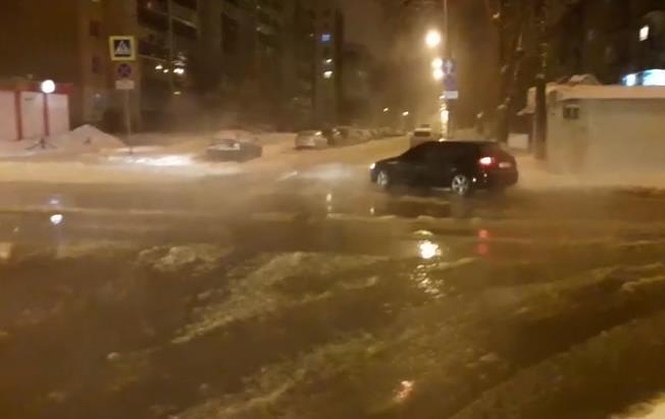 Вода медленно затапливает улицы