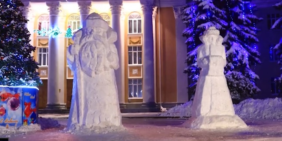 Теперь главную площадь города украшают 4-метровые фигуры из снега