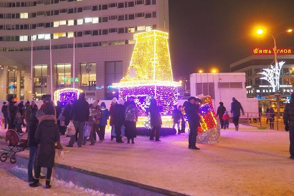 Даже жаль немного, что мурманский новогодний камин - всего лишь световое украшение. Так хочется согреться, когда на улице свирепствует пронизывающий мороз!
