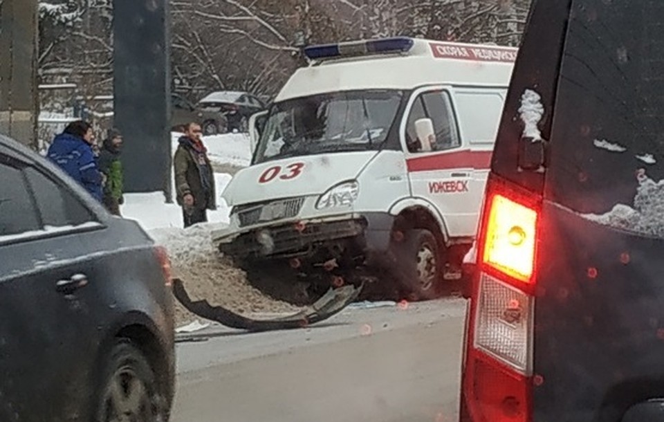 Четыре пострадавших и машины «всмятку»: в Ижевске произошла авария с участием 6 авто Фото: ИГГС