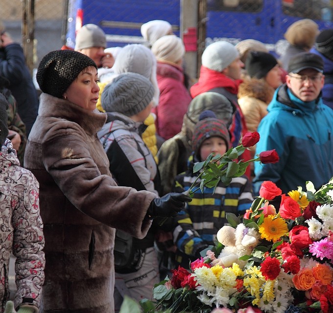 Соболезнуя близким погибших, магнитогорцы несут к месту взрыва живые цветы.