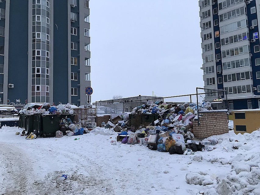 Тема мусора не отпускает жителей Самарской области с Нового года. Вот, к примеру, традиционная картина 1-2 января для многих жителей региона