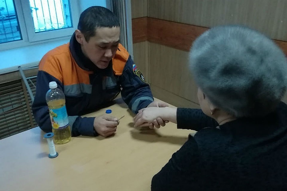 Кольцо с руки жительницы Красноярского края пришлось снимать спасателям. На фото - "операция" по снятию кольца, которое женщина носила 30 лет. Фото: Тувинский поисково-спасательный отряд.