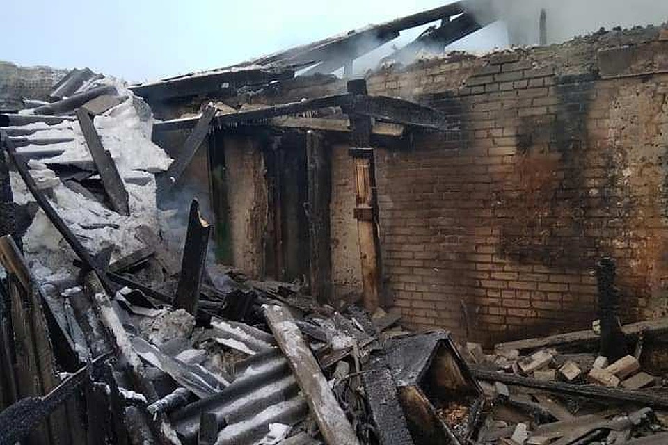 Двое мужчин чудом спаслись при пожаре в алтайском поселке