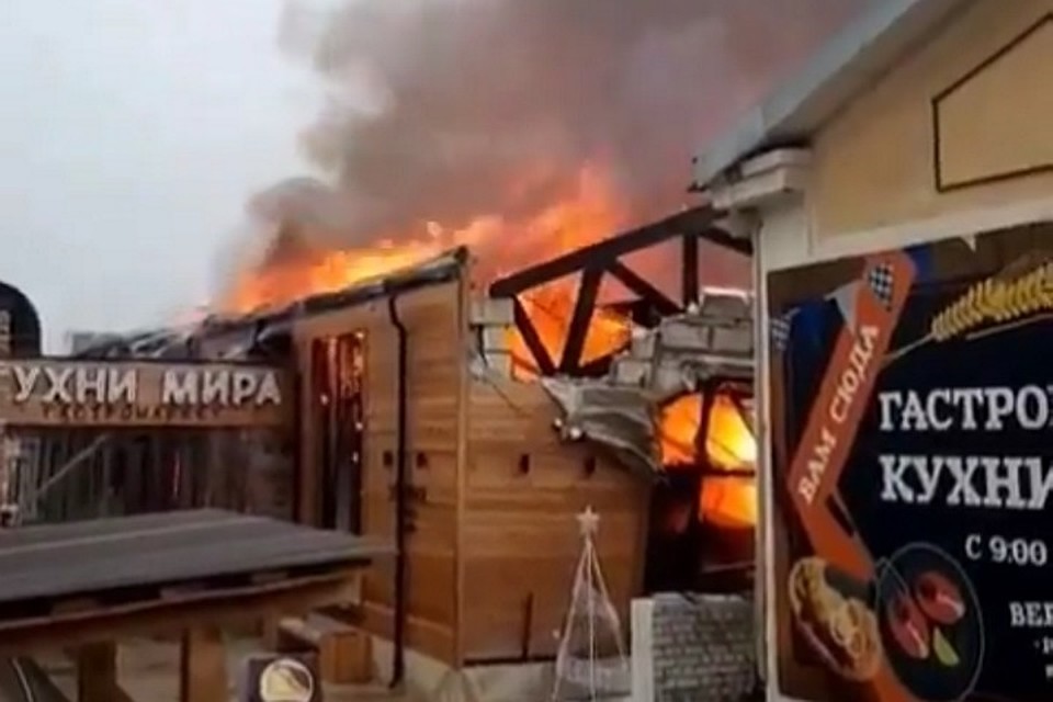 Кровля загоревшегося на Верхнем рынке рынке в Пятигорске здания полностью рухнула. Фото: стоп-кадр видео