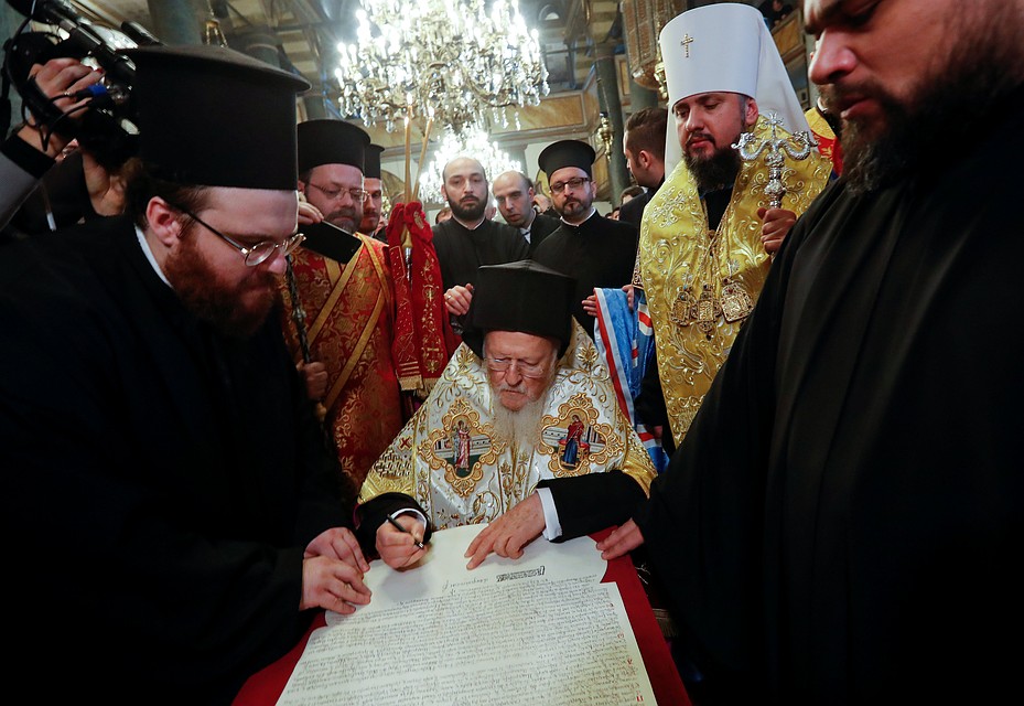 Патриарх Константинопольский Варфоломей вручил в воскресенье митрополиту Епифанию, который ранее был избран предстоятелем Православной церкви Украины, томос об автокефалии.