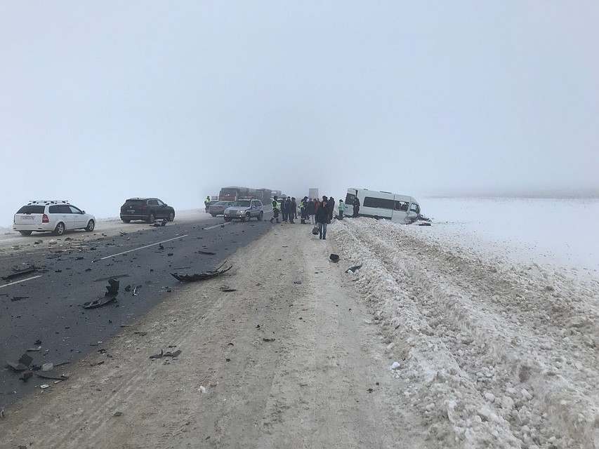 Четыре пассажира маршрутки и два человека из легковушки получили травмы. Фото Михаил Василенко.