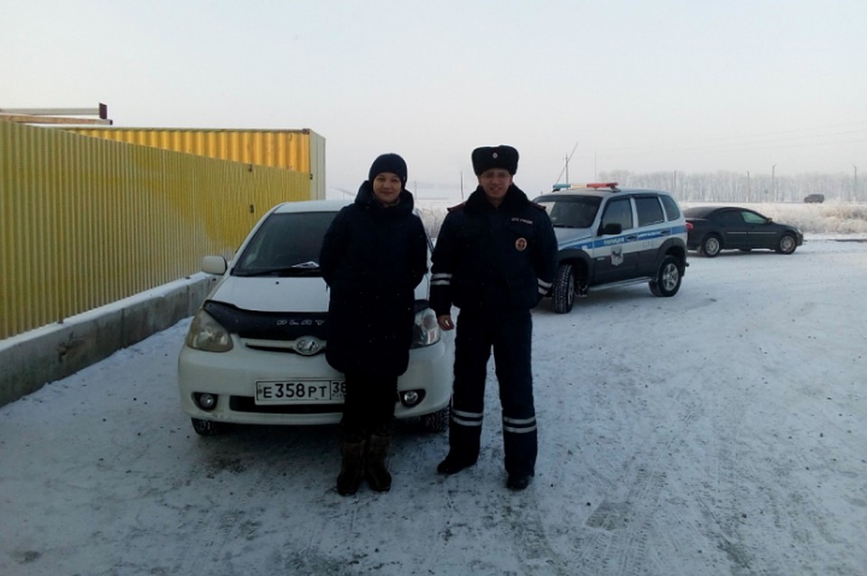 Полицейские помогли автолюбительнице из Шелехова, у которой в 35-градусный мороз сломалась машина. Фото: ГУ МВД России по Иркутской области.