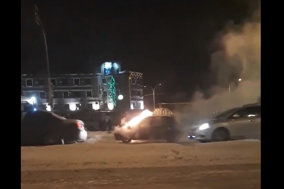 Иномарка почти полностью сгорела. Кадр: "ВКонтакте"