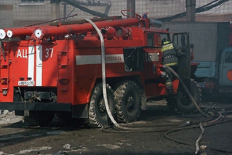 Ночью в жилом доме загорелся балкон.
