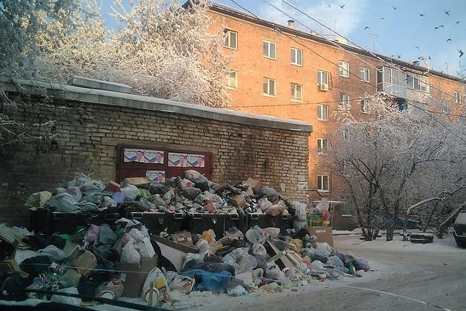Красноярский левобережный оператор объяснил, почему дворы оказались завалены мусором