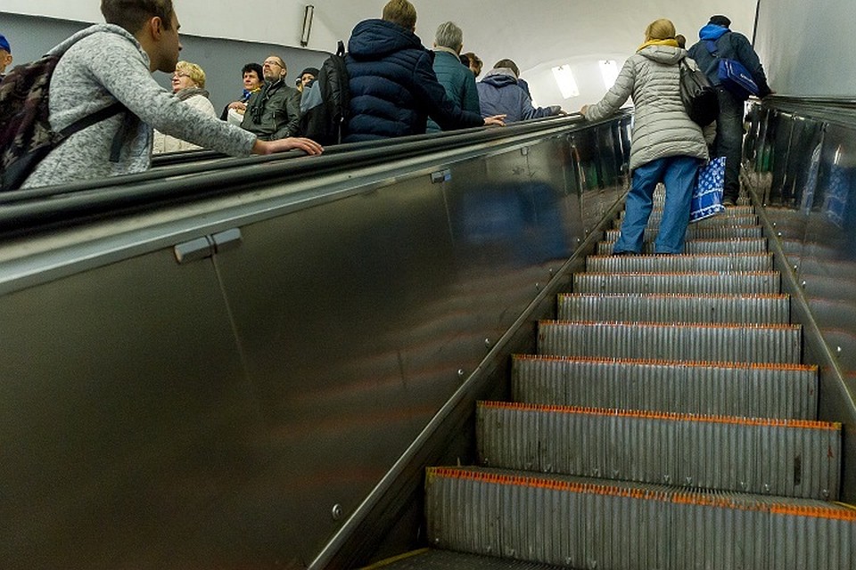 За две праздничные ночи петербургское метро перевезло почти 250 тысяч человек.