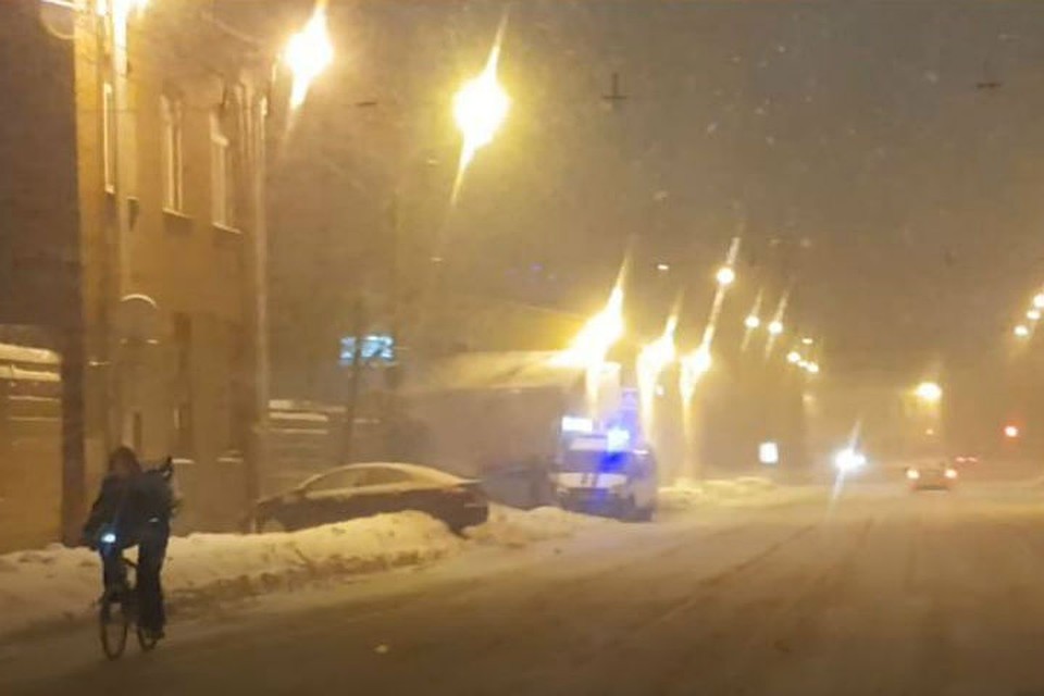 На Кондратьевском проспекте авто въехало в пешеходов. Фото: Стоп-кадр