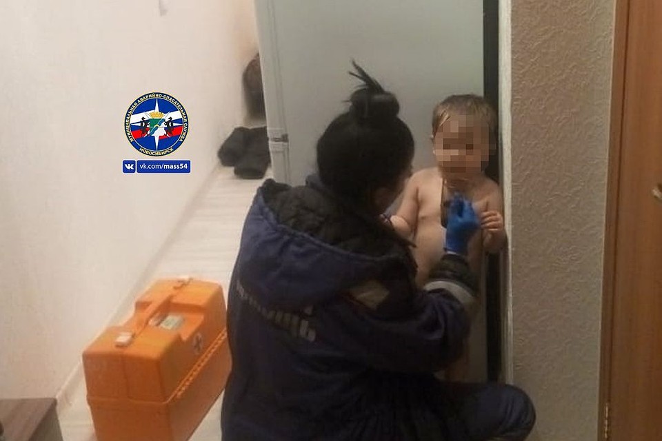 Маленькая девочка была заперта в квартире одна, её мама так и не появилась за всю ночь. Фото: МАСС.