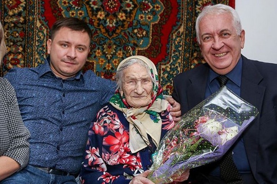 Поздравить именинницу приехали депутат Владимир Роккель и начальник управления по социальному развитию Кузнецкого района Сергей Полев. Фото: Instagram Владимира Роккеля.