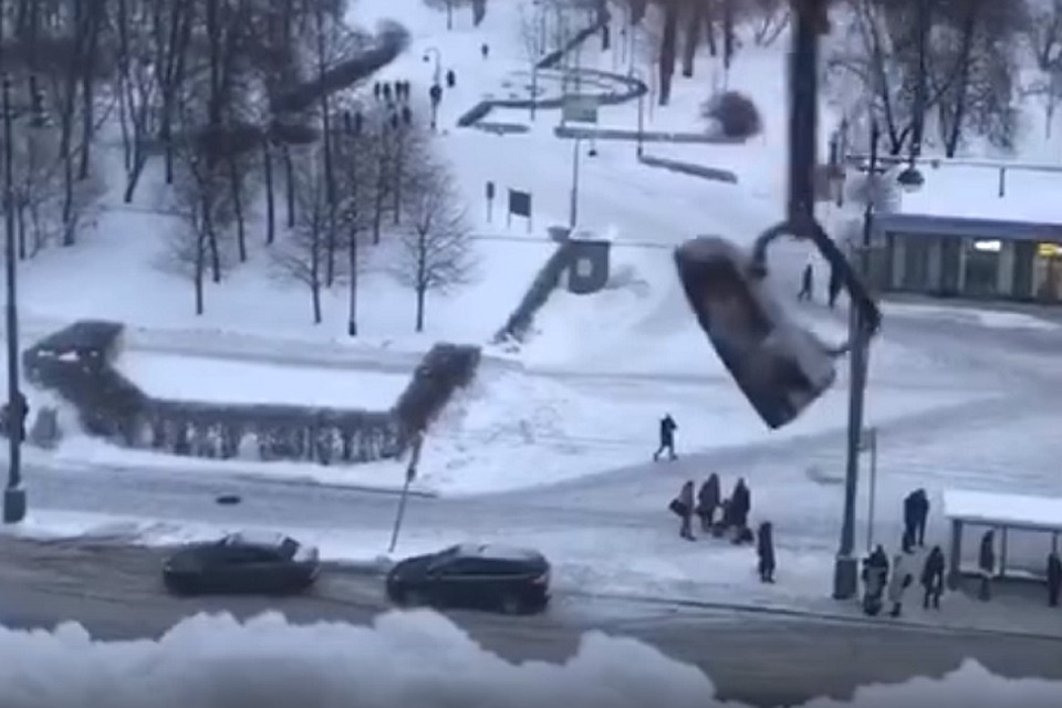В Петербурге коммунальщики сбивали снег утюгами. Фото: Скрин с видео "Протестный Петербург"