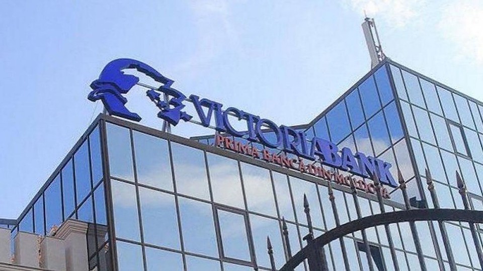 Мужчина разбил топором дверь Victoriabank