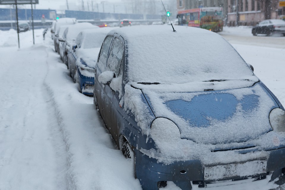Петербуржцев просят не парковать автомобили у тротуаров во время уборки снега