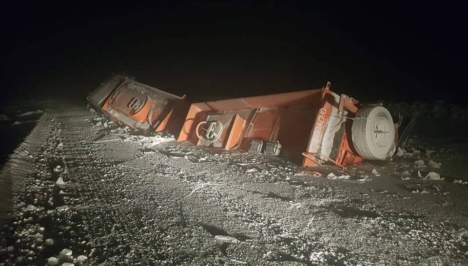 В результате ЧП произошла утечка дизтоплива, погибших и пострадавших нет.