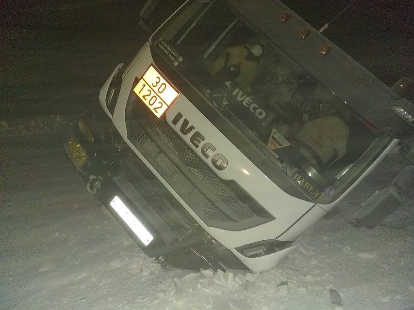 Два бензовоза, груженые 60 тоннами дизтоплива, провалились под лед на правом берегу реки Алдан.